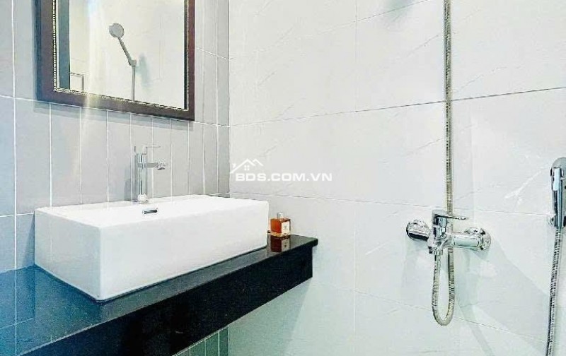 Nhà 3 tầng Tân Bình, hẻm Lạc Long Quân, 18m2, 2PN, 3WC, sổ hồng, giá 2.8 tỷ - Cơ hội an cư lý tưởng